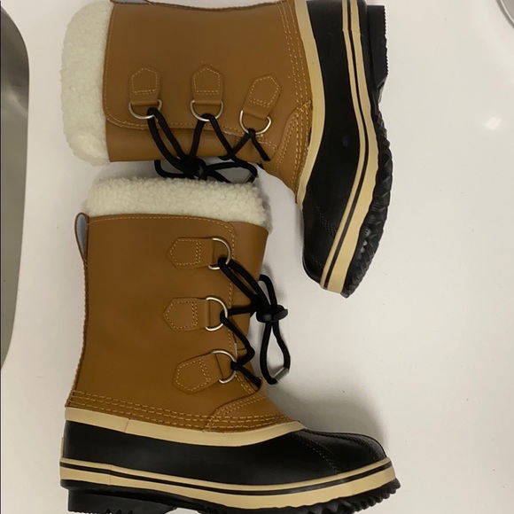 Kids waterproof Sorel boots. US size 2 - Picture 6 of 9